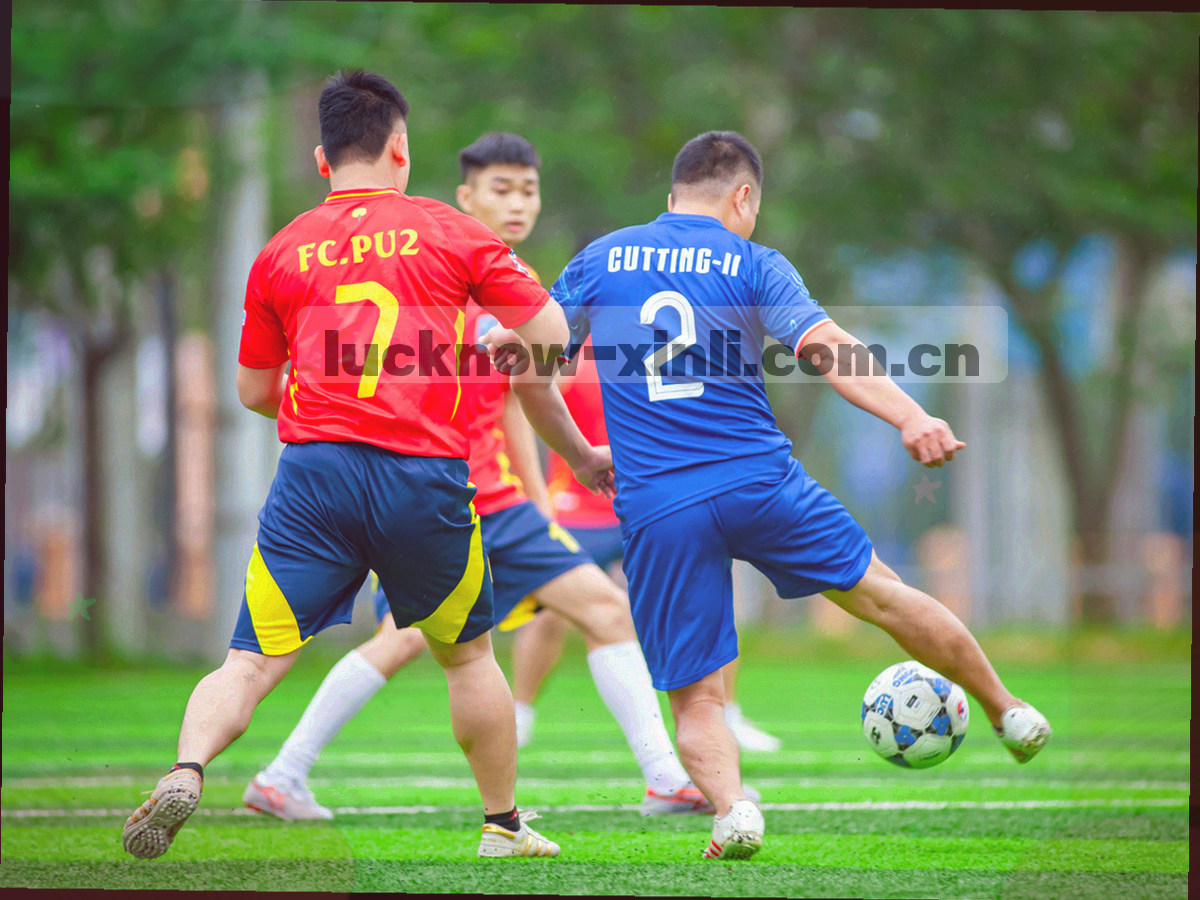 客户端主界面示意：纵向日期轴列出当日赛程，下方是关注球队的横向卡带